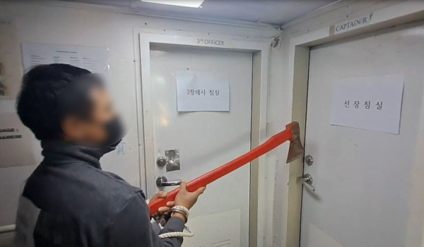 현장 검증하는 베트남 선원의 모습. 연합뉴스