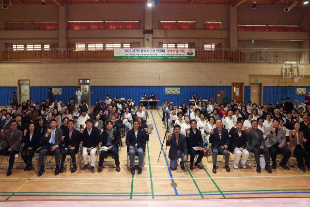 평택시의회가 최근 비전동 이화초등학교 체육관에서 열린 2025 평택시의회 의장배 국학기공대회에서 기념 촬영을 하고 있다. 평택시 제공