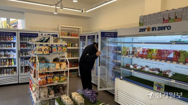 17일 수원 영통구 원천동 아주대 인근에 위치한 한 무인 제로 매장에서 손님이 물건을 살펴보고 있다. 김소현기자