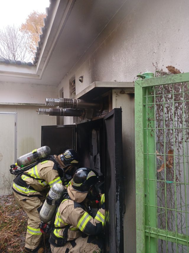 지난 17일 오전 7시31분께 인천 계양구 효성동 한 아파트 어린이집에서 불이 나 소방대원들이 진화에 나서고 있다. 인천소방본부 제공