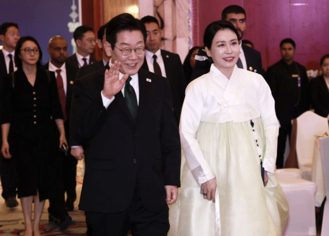 아랍에미리트(UAE)를 국빈 방문 중인 이재명 대통령과 김혜경 여사가 17일(현지시간) 아부다비의 한 호텔에서 열린 동포만찬간담회에 입장하고 있다. 연합뉴스
