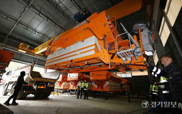 17일 인천 서구에 위치한 인천시 종합건설본부 원창동 제설장비자재창고에서 관계자들이 차량에 제설제 살포기를 설치하고 있다.조병석기자