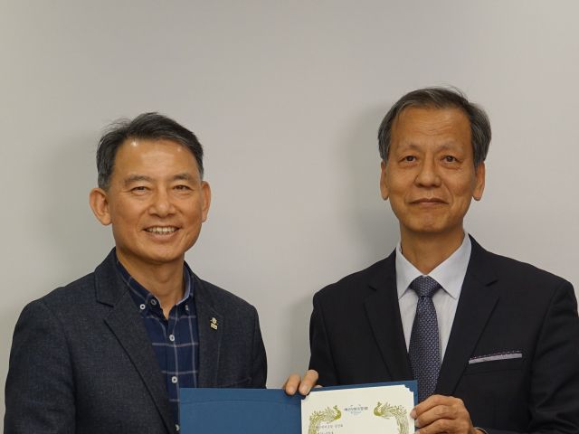 17일 열린 혁신리더포럼에서 남양주혁신리더 상임대표로 위촉된 최현덕 전 남양주부시장. 최현덕 전 부시장 제공