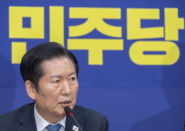더불어민주당 정청래 대표가 17일 국회에서 열린 최고위원회의에서 전 당원 투표제 도입과 관련한 발언을 하고 있다. 연합뉴스