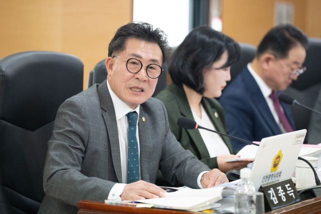 김종득 인천시의원(더불어민주당·계양2)이 17일 건설교통위원회 회의실에서 인천도시공사 소관 업무에 대한 2025년도 행정사무감사를 하고 있다. 인천시의회 제공