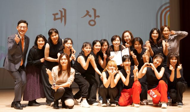 16일 열린 ‘제1회 수원특례시장배 전국생활체육체조대회’에서 이대일 수원시체조협회장(왼쪽)과 대상을 차지한 선수들이 기념촬영을 하고 있다. 수원시체조협회 제공