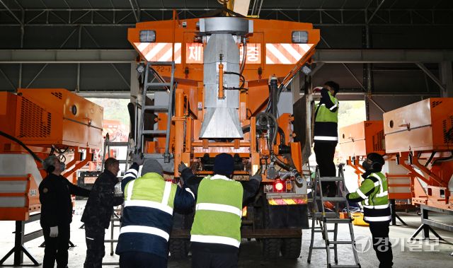 17일 인천 서구에 위치한 인천시 종합건설본부 원창동 제설장비자재창고에서 관계자들이 차량에 제설제 살포기를 설치하고 있다.조병석기자