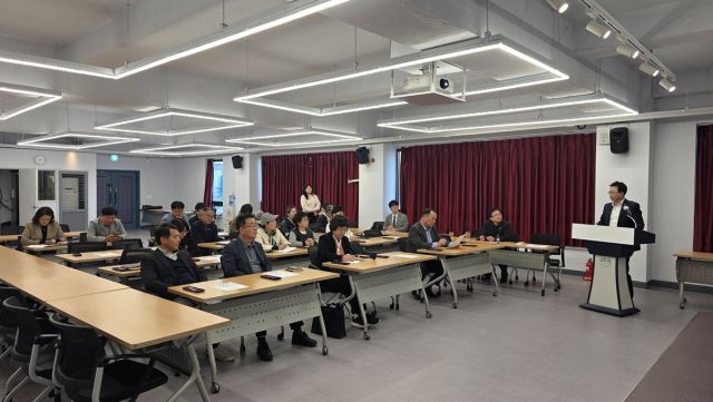 최근 광주시 오포동 행정복지센터 회의실에서 열린 ‘오포대교~양촌사거리 도로 개설공사 설명회’에서 주민들이 회의를 하고 있다. 광주시 제공