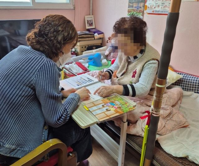 공공후견인이 치매 어르신을 돌보고 있다. 인천 계양구 제공