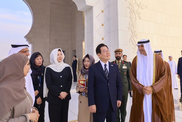 아랍에미리트(UAE)를 국빈 방문 중인 이재명 대통령과 김혜경 여사가 17일(현지시간) 아부다비 셰이크 자이드 그랜드 모스크를 방문해 칼둔 칼리파 알 무바락 퍼스트 아부다비 뱅크(FAB) 비상임 이사겸 이사회 운영위원회 의장의 설명을 들으며 사원을 둘러보고 있다. 연합뉴스
