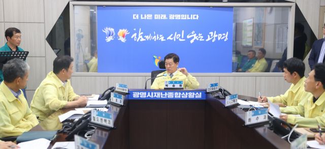 최근 광명시청 재난종합상황실에서 열린 ‘재난안전통신망 활용 유관기관 합동훈련’에서 박승원 시장이 훈련을 주재하고 있다. 광명시 제공