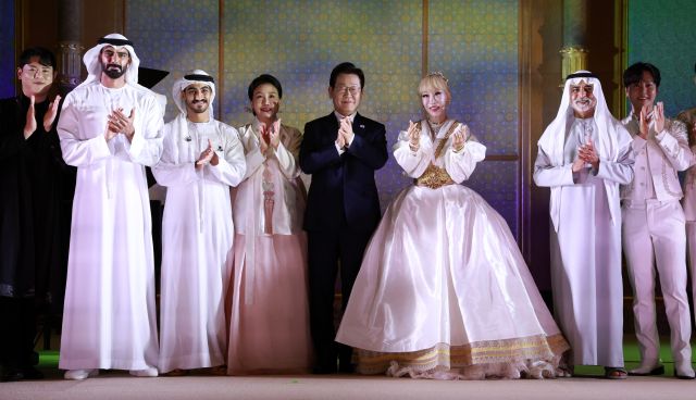 이재명 대통령과 김혜경 여사가 18일(현지시간) 아부다비 대통령궁에서 열린 한-UAE 문화교류 행사 공연이 끝난 뒤 나얀 빈 무바라크 알 나흐얀 UAE 관용공존부 장관, 소프라노 조수미를 비롯한 출연자들과 기념촬영을 하고 있다. 연합뉴스