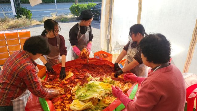 김포힐링봉사단원들이 후원할 김치를 담고 있다. 김포본동 행정복지센터 제공