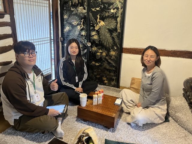 ‘E1A5’ 팀이 제로웨이스트를 지향하는 생활용품점 ‘지구인의 놀이터’의 김민정 대표이사(오른쪽)와 인터뷰를 진행하고 있다. ‘E1A5’ 팀 제공.