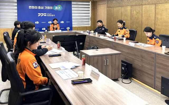 포천소방서가 감염관리위원회를 열고 구급대원 보호를 위한 하반기 감염관리 대책과 현장 위험요소 개선 방안을 논의하고 있다. 포천소방서 제공