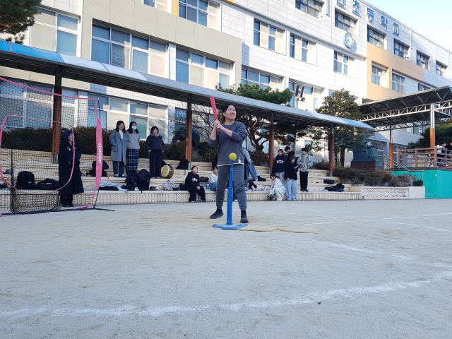 양주덕현초등학교 학생과 교사들이 팀을 나눠 ‘사제동행 티볼 시합’을 진행하고 있는 모습. 양주덕현초 제공