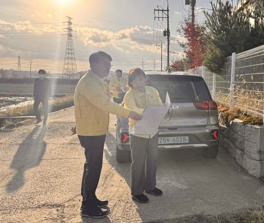 김대순 경기도 행정2부지사가 지난 17일 AI(조류인플루엔자)가 발병한 화성 산란계 농가에서 방역 상황을 점검하고 있다.