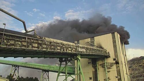 지난 16일 인천 영흥화력발전소에 불이 난 모습. 인천소방본부 제공