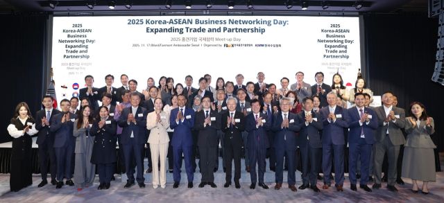 17일 한국수입협회가 한국중견기업연합회(중견련)와 공동으로 개최한 ‘2025년 중견기업 국제협력 Meet-up Day’에 참석한 관계자들이 기념사진을 촬영하고 있다. 한국수입협회 제공