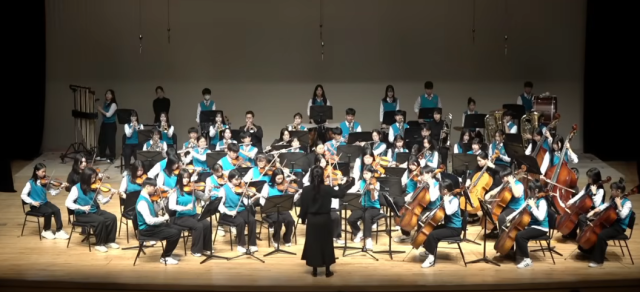 양도중학교 학생 오케스트라 ‘The Sound of Yangdo’(SOY) 단원들이 김포학생 예술어울림 한마당 공연에서 연주를 선보이고 있다. 김포교육지원청 제공.