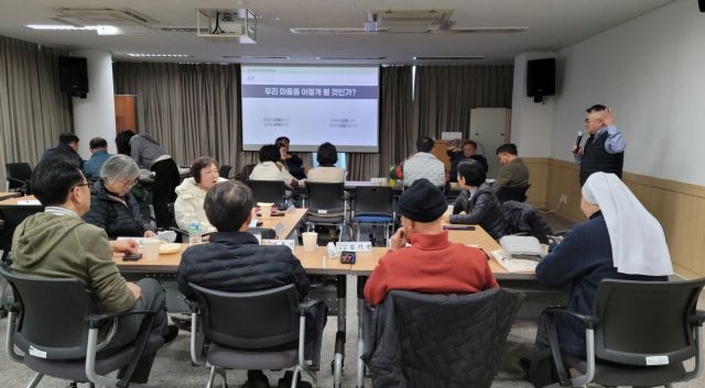 과천 문원동 주민자치위원회가 17일 실전 중심 주민자치 교육을 실시했다. 과천시 제공
