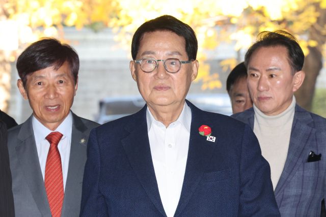 2020년 9월 서해에서 발생한 공무원 피격 사건을 은폐하려 한 혐의로 재판에 넘겨진 박지원 전 국가정보원장이 5일 서울중앙지법에서 열린 결심 공판에 출석하고 있다. 연합뉴스