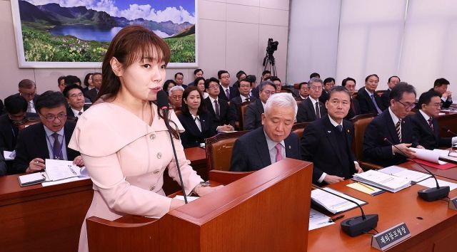국민의힘 김예지 의원이 2월26일 국회에서 열린 외교통일위원회 전체회의에서 UN 경제적 사회적 및 문화적 권리에 관한 국제규약 선택의정서 비준 촉구 결의안 등과 관련한 제안설명을 하고 있다. 연합뉴스