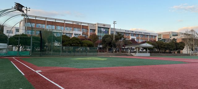 최근 수원북중과 야구클럽 SBC간 후원명칭 협약 파행으로 학생들의 불안감이 커지고 있다. 수원북중 SBC 제공