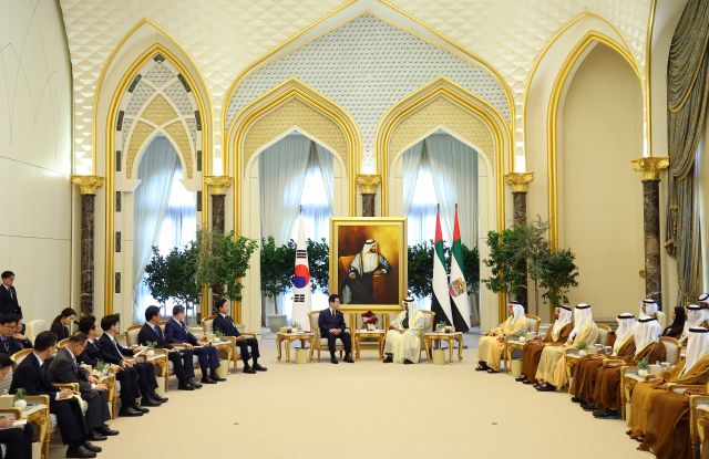 아랍에미리트(UAE)를 국빈 방문 중인 이재명 대통령이 18일(현지시간) 아부다비 대통령궁에서 무함마드 빈 자이드 알 나흐얀 UAE 대통령과 한-UAE 확대회담을 하고 있다. 연합뉴스