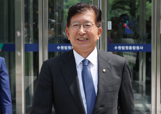 지난해 4·10 총선에서 재산을 축소 신고한 혐의로 기소된 더불어민주당 이상식 의원이 24일 경기도 수원시 영통구 수원고등법원에서 열린 항소심 선고공판을 마치고 나오고 있다. 연합뉴스