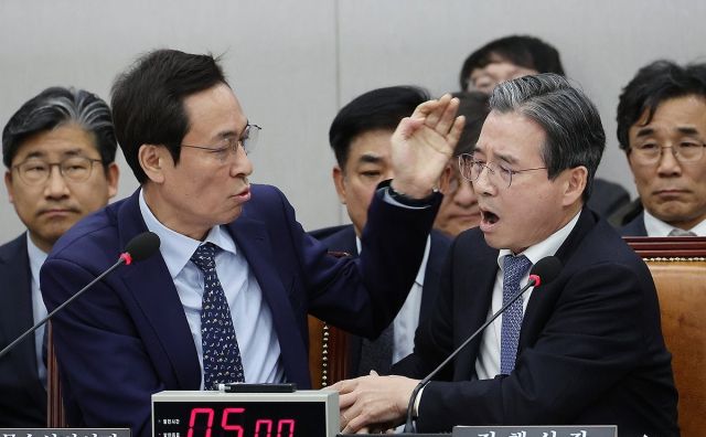 18일 서울 여의도 국회에서 열린 운영위원회 전체회의에서 김용범 대통령실 정책실장이 국민의힘 김은혜 의원의 질의에 답하는 도중 언쟁을 이어가자 우상호 대통령실 정무수석이 이를 제지하고 있다. 연합뉴스