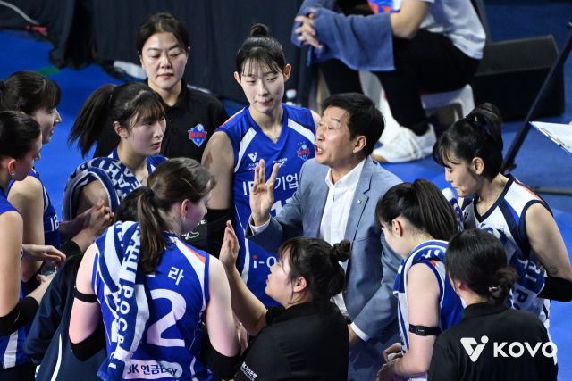 ‘위기의 IBK기업은행’이 리그 최하위 부진 탈출 길목에서 19일 선두 한국도로공사와 맞대결을 벌인다. KOVO 제공