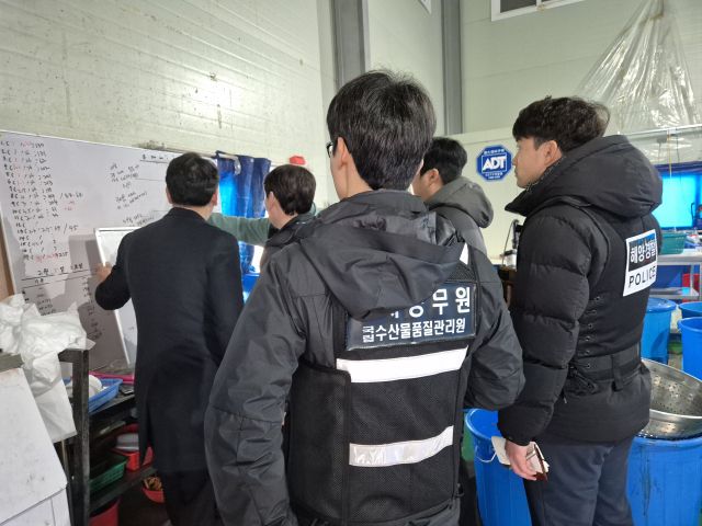 중부지방해양경찰청과 국립수산물품질관리원 인천지원 관계자들이 국내산 민물장어로 둔갑한 중국산 장어 현황판을 확인 중이다. 중부지방해양경찰청 제공