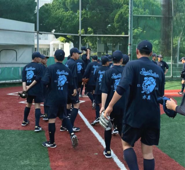 수원북중학교 SBC 소속 야구 선수들. 최근 학교와 클럽 간 후원명칭 협약 파행으로 학생들의 불안감이 커지고 있다. 수원북중 SBC 제공