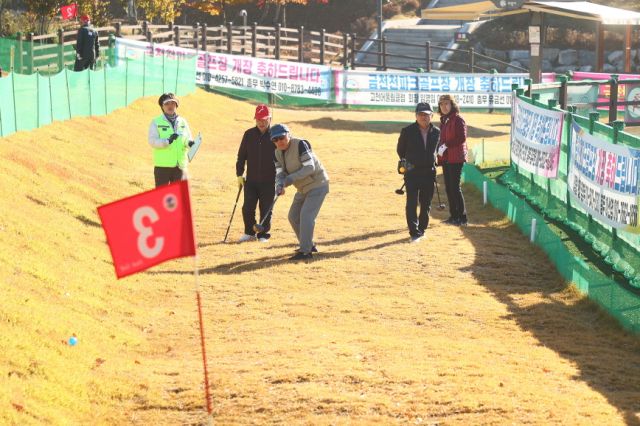 ㈔대한노인회 의왕시지회가 주관한 제2회 의왕시노인지회장배 시니어 파크골프대회가 금천천 파크골프장에서 개최됐다. 의왕시 제공