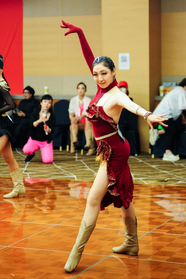 박은형 수라인댄스코리아협회 교육위원이 라인댄스를 추고 있다. 수라인댄스코리아협회 제공