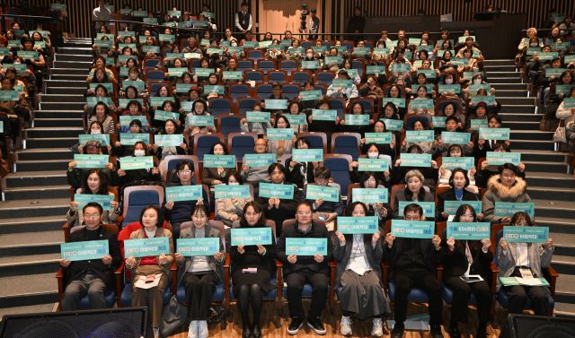 유정복 인천시장이 19일 인천예술문화회관에서 열린 ‘2025 아동학대 예방의 날 기념식’에서 참석자들과 기념촬영을 하고 있다.