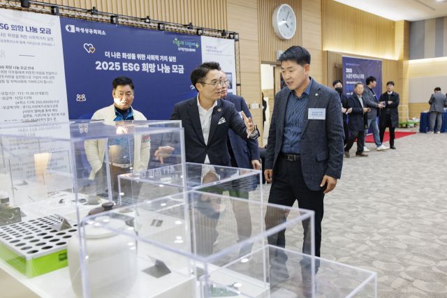 배정수 화성특례시의회 의장(오른쪽 첫번째)이 지난 18일 2025 소공인 비즈니스 포럼에서 소공인 제품을 둘러보고 있다. 화성특례시의회 제공