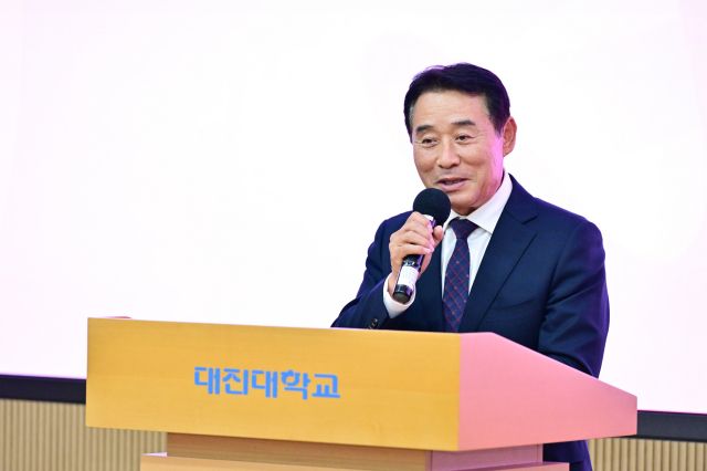 대진대학교 대진교육관에서 열린 ‘2025 포천경기한국어 랭귀지스쿨 입학식’에서 백영현 포천시장이 격려사를 하고 있다. 포천시 제공