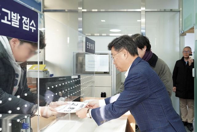 신상진 성남시장(오른쪽)이 19일 과천시 고위공직자범죄수사처를 방문해 검찰의 대장동 비리사건 항소 포기와 관련, 관련자들 처벌해달라는 내용의 고발장을 제출하고 있다. 성남시 제공