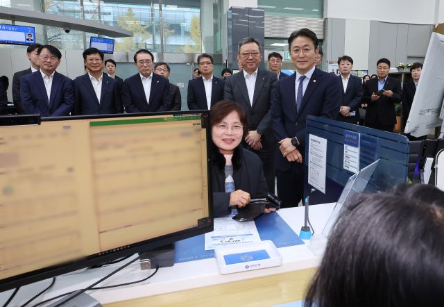 권대영 금융위원회 부위원장(앞줄 오른쪽)이 19일 서울 중구 신한은행 광교영업부에서 열린 오프라인 오픈뱅킹·마이데이터 서비스 실시 행사에 참석해 이용하는 시민을 살펴보고 있다. 연합뉴스 제공