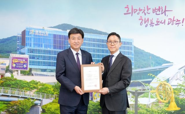 방세환 경기 광주시장(사진 왼쪽)이 원종화 참조은병원장에게 ‘광주시 성폭력 전담의료기관 제1호’ 지정서를 전달하고 있다.(광주시제공)