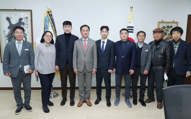 18일 정장선 평택시장(왼쪽 네 번째) 및 시 관계자들이 생태공원 조성 벤치마킹을 위해 시를 방문한 몽골 울란바트라시 바양골구 공원국 관계자들과 기념 촬영을 하고 있다. 평택시 제공