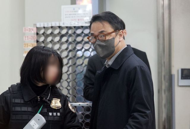 양평 공흥지구 개발 특혜 의혹에 연루된 김건희 여사의 오빠 김진우 씨가 19일 서울 서초구 서울중앙지법에서 열린 구속 전 피의자 심문(영장실질심사)에 출석하고 있다. 연합뉴스