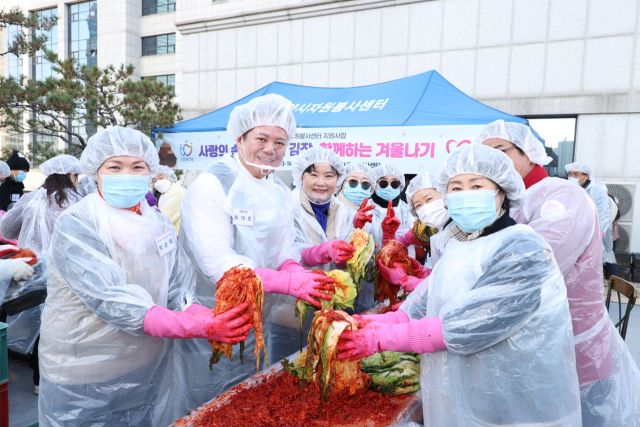 안양시자원봉사센터가 19일 안양시청 별관 옥상에서 열린 ‘사랑의 손길로 담근 김장, 함께하는 겨울나기’ 행사를 진행했다. 안양시 제공