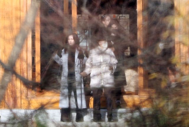 19일 오전 용인시 호암미술관 인근 선영에서 열린 호암 이병철 삼성 창업회장 38주기 추도식에 홍라희 삼성미술관 리움 명예관장, 이부진 호텔신라 사장, 이서현 삼성물산 사장이 참석해 있다. 연합뉴스 제공