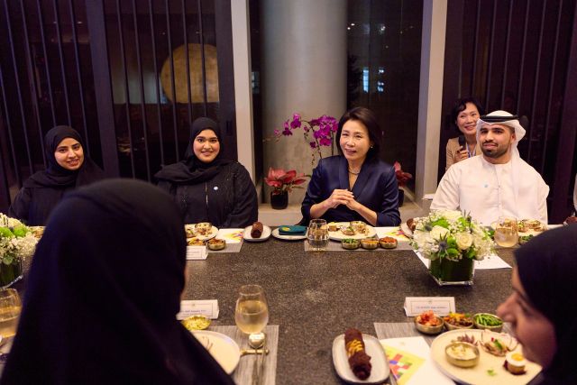 이재명 대통령과 함께 아랍에미리트(UAE)를 국빈 방문 중인 김혜경 여사가 18일(현지시간) 아부다비의 한 한식당에서 UAE 소재 대학생 한류동호회 관계자들과 오찬 간담회를 하고 있다. 연합뉴스