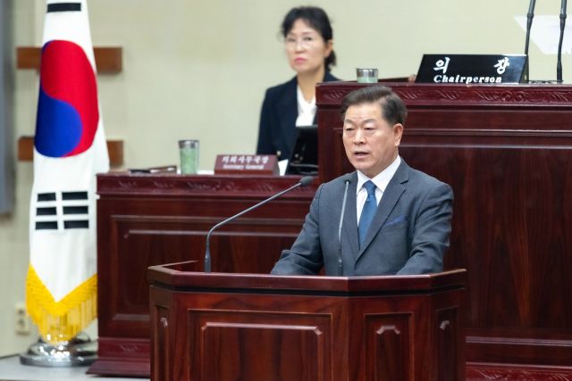 박승원 광명시장이 19일 열린 제297회 광명시의회 제2차 정례회'에서 시정연설을 하고 있다. 광명시 제공