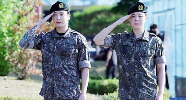 6월11일 전역한 BTS의 정국(왼쪽)과 지민. 연합뉴스