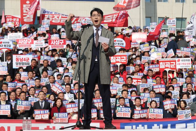 국민의힘 주진우 의원이 12일 서울 여의도 국회 본청 앞에서 열린 "대장동 일당 7천400억 국고 환수 촉구 및 검찰 항소 포기 외압 규탄대회"에서 발언하고 있다. 연합뉴스